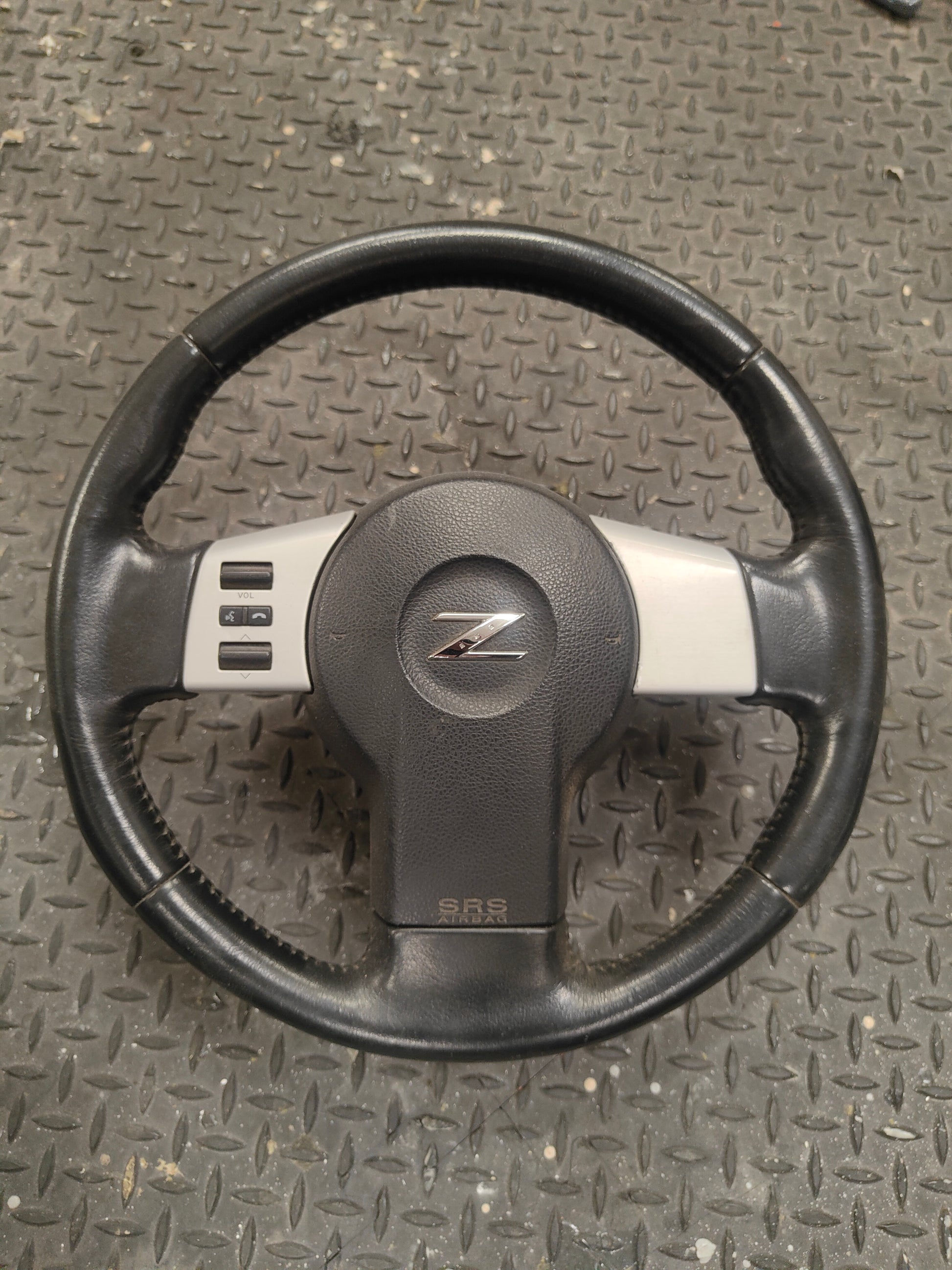 350z Steering wheel with volume buttons
