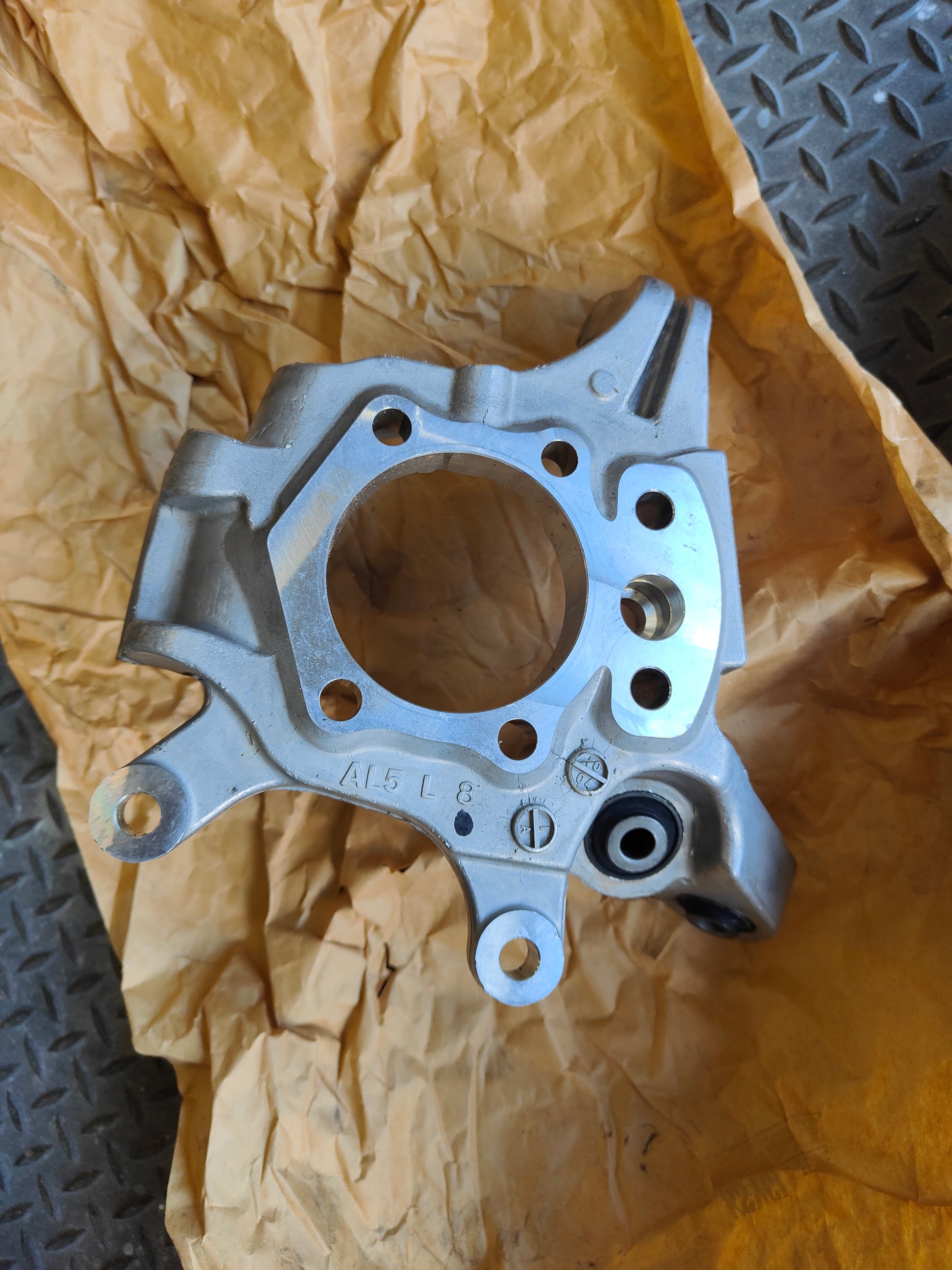350z passenger side rear knuckle -New