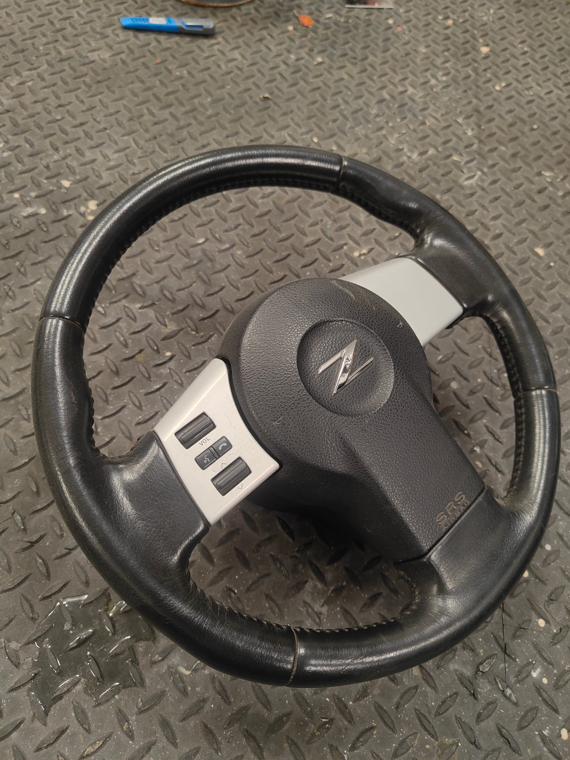 350z Steering wheel with volume buttons